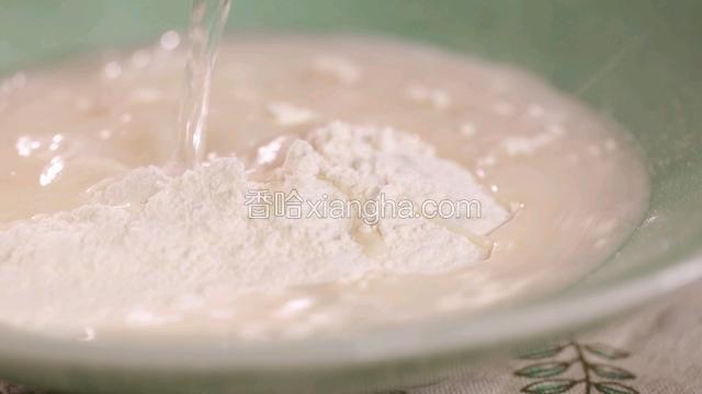 开水和面，先用筷子搅拌为絮状；