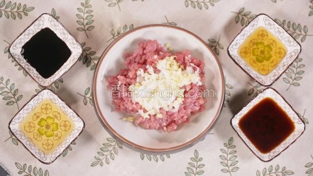 猪里脊肉切为绿豆大小的碎丁；