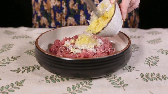 和入生抽、老抽、盐、香油、葱姜末拌匀；