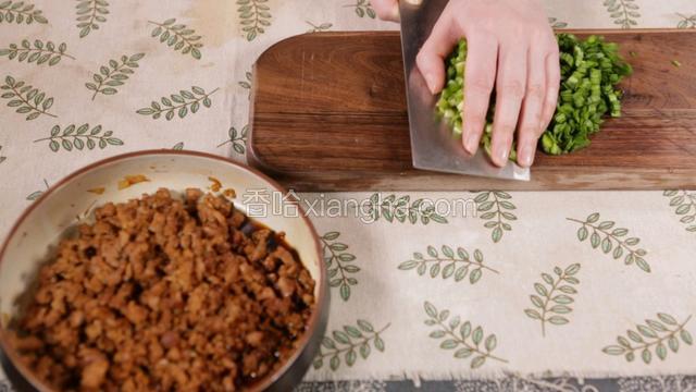将鲜韭菜切碎；