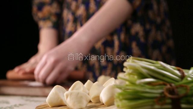 饧好的面团切成剂子，擀为薄厚均匀的面皮；