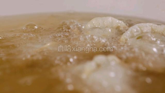 入八成熟热的油锅；