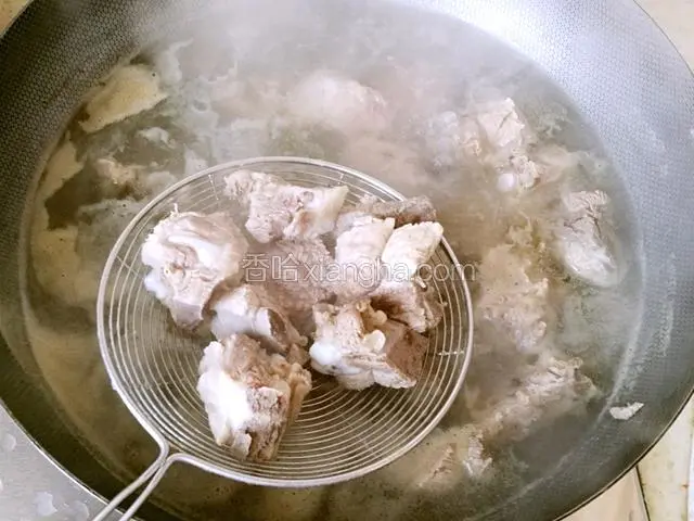 捞出排骨，汤不要