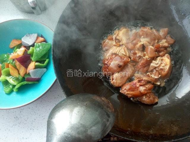 不用换锅 继续用锅里剩余的油煸炒腌制的鸡肉和香菇 炒至鸡肉变色就可以了 