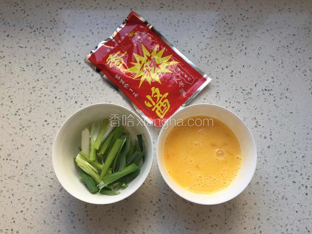 准备食材：鸡蛋磕入碗中打散，葱撕段。