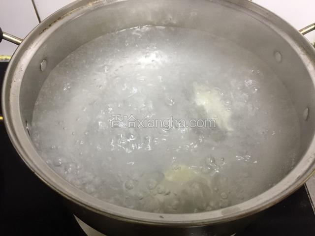 锅中水烧开放入饺子