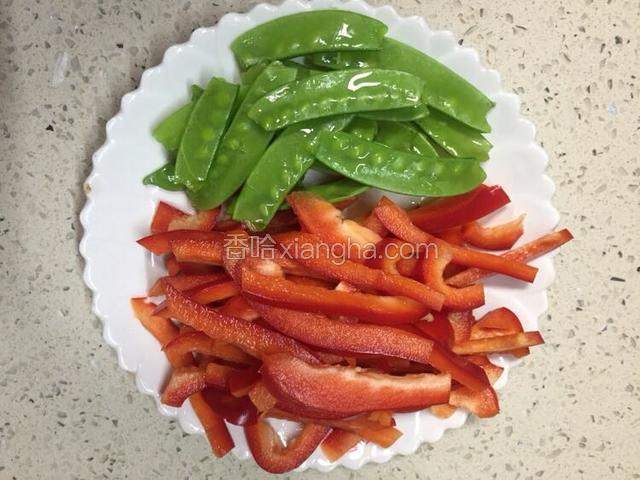 荷兰豆去筋洗净，红椒洗净切丝