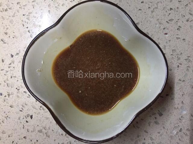 取碗加入一勺淀粉，一勺生抽和40ml的清水兑成汁水