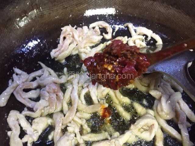 立即倒入豆瓣酱