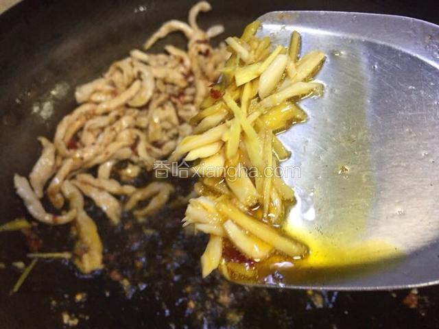 炒出红油，放入老姜大蒜丝一起翻炒