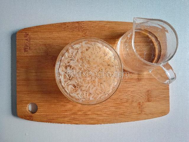 虾皮用清水浸泡30分钟