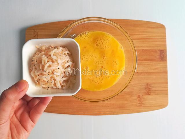 虾皮倒入蛋液里