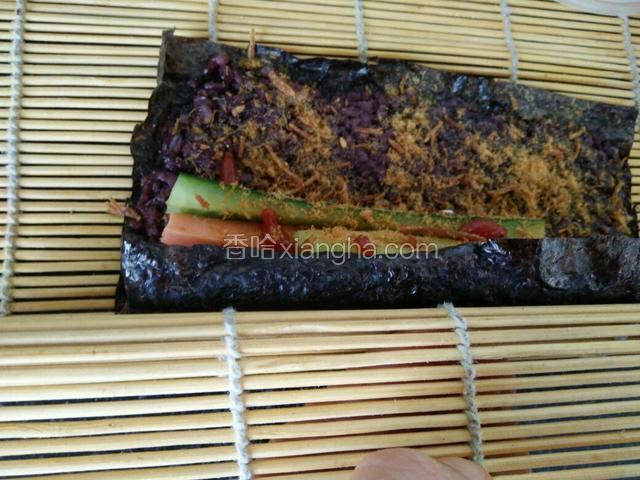 就这样简单一点，用寿司帘辅助卷起