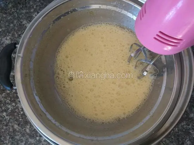 把盆子放在37度的温水中继续打发