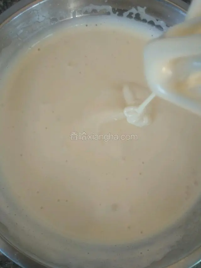 打发到蛋糊成乳白色，提起打蛋器能慢慢低落即可！