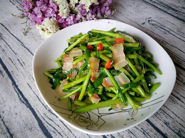 一道美味的藜蒿腊肉，香气扑鼻。