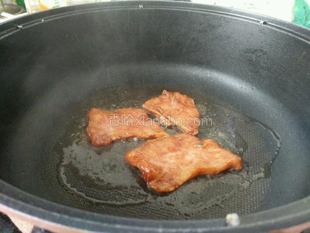 肉片腌好后，放入