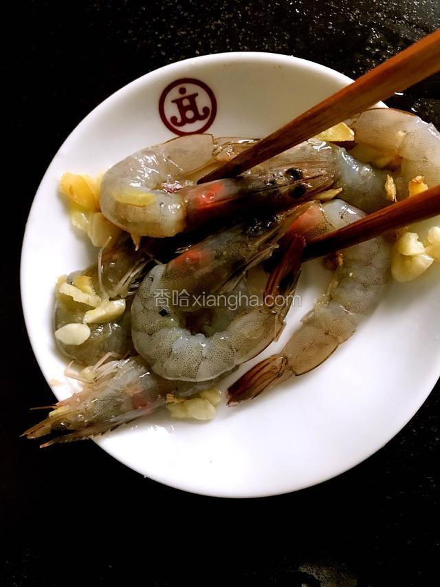 加入姜末、蒜末、料酒、盐、五香粉拌匀，腌制2小时