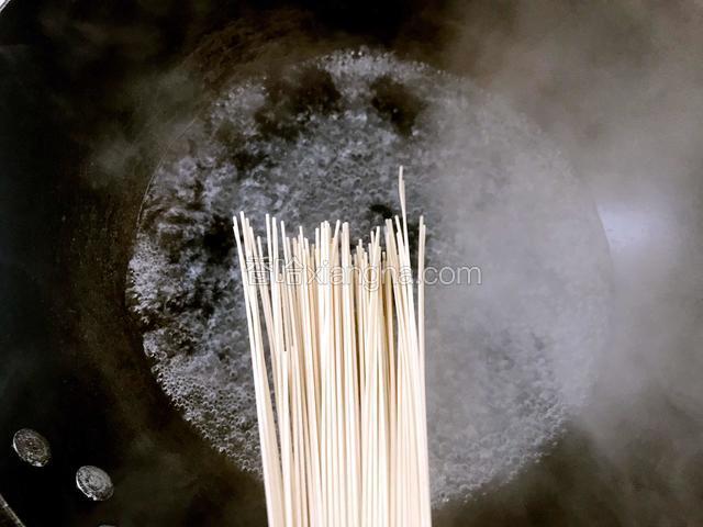锅烧水至开始冒泡，下入面条，煮至断生