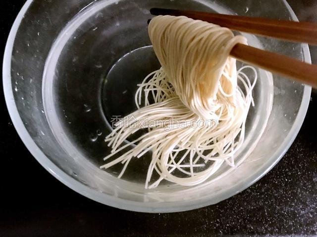 捞出放入冷水中过凉，再捞出沥干水分