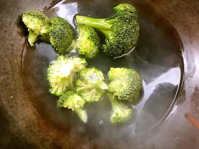 西兰花掰成小朵，放入开水锅中煮熟
