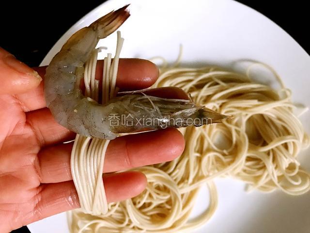 将面条缠绕在虾身上