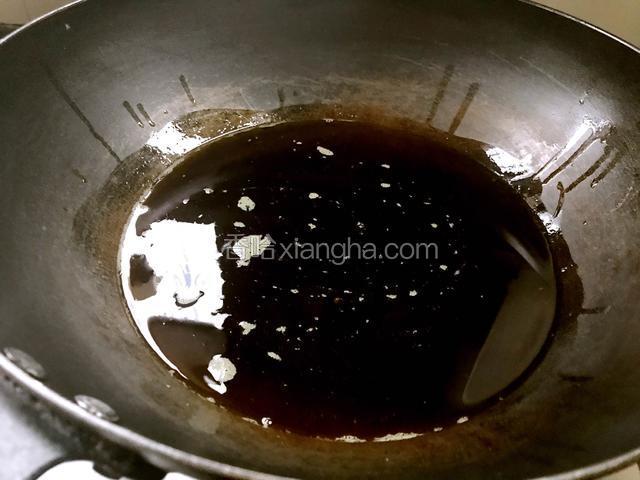 锅置火上，放入菜籽油烧至六成热