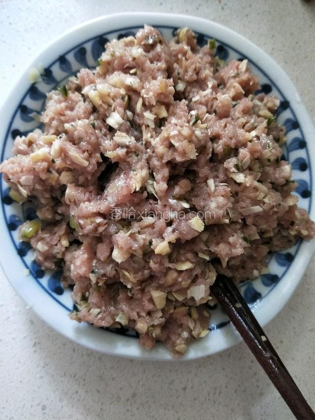 准备好肉末，肉末里倒点玉米油，拌匀，待用