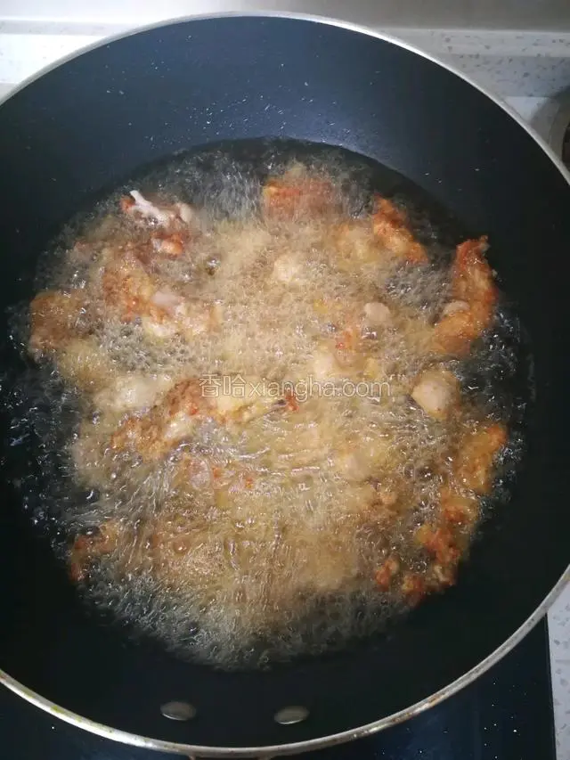 将腌好的鱼撒上生粉抓匀。锅内放油，油约七成热放入鱼块，炸成金黄色。
