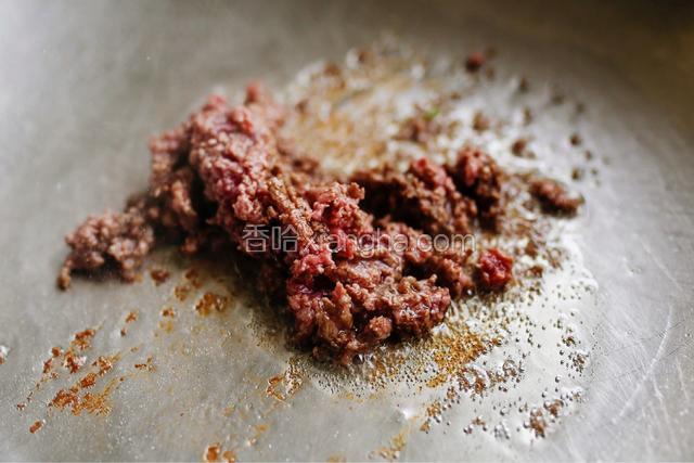 然后另取一锅，锅内加油小火炒肉碎，炒至肉碎微黄