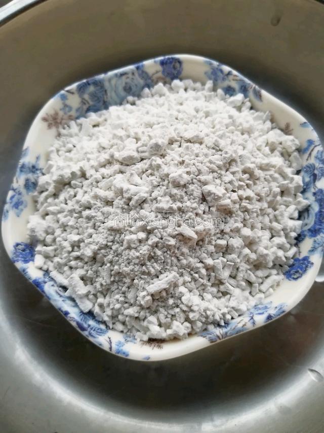 准备适量的红薯淀粉，6倍的清水