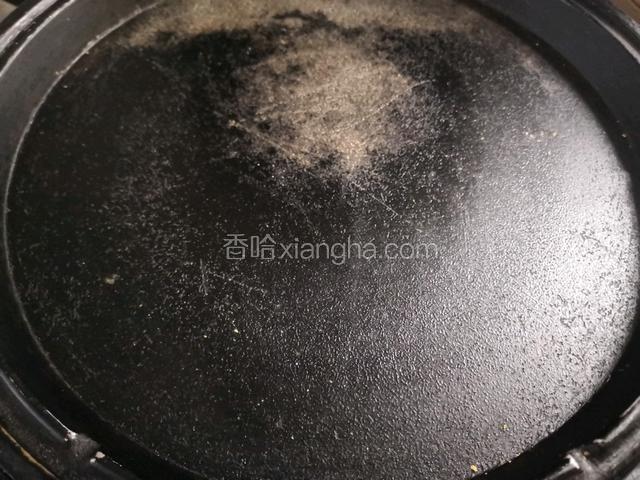 电饼铛或平底锅预热后，稍微刷上一点植物油（花生油最香）。