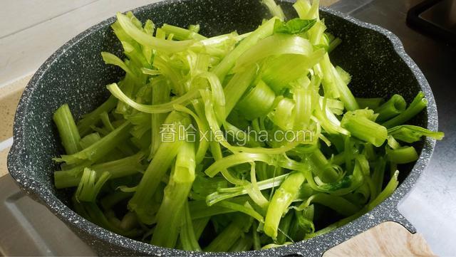 加入菠菜梗，翻炒几下，炒至菜梗略微变色