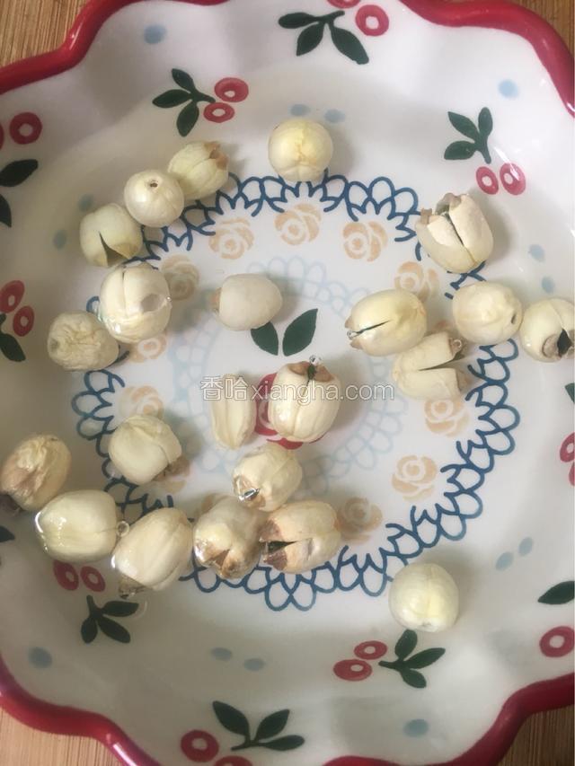 莲子用温水浸泡半小时