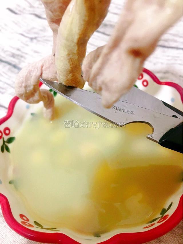 食用前把小肠用筷子夹起，再用厨房专用的剪刀剪成小段