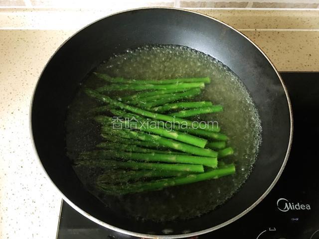 芦笋用开水绰1～2分钟（水里加少许盐）