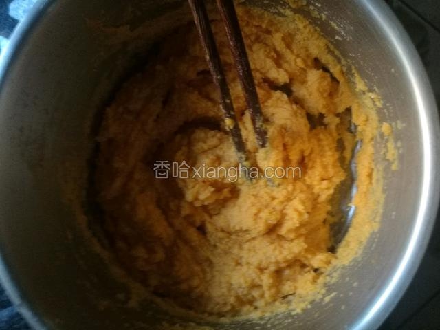南瓜泥加温后。加入糖和酵母化开后加入白玉米面，白面调成厚糊状。等待发酵。