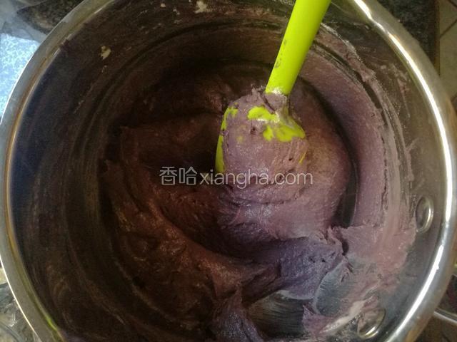 另用一容器，用温水化开酵母和糖把面粉和黑米面倒入搅匀等待发酵。