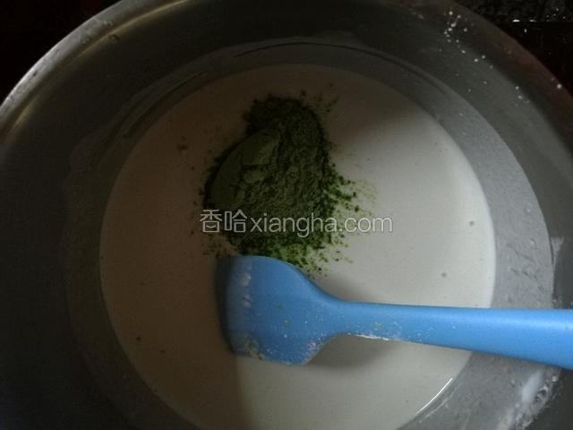 用温水化开糖，酵母。把白面和大麦若叶粉加入后搅拌均匀。和成厚糊状，等待发酵。