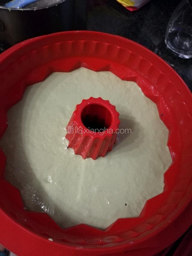 最后倒入绿色的面糊。