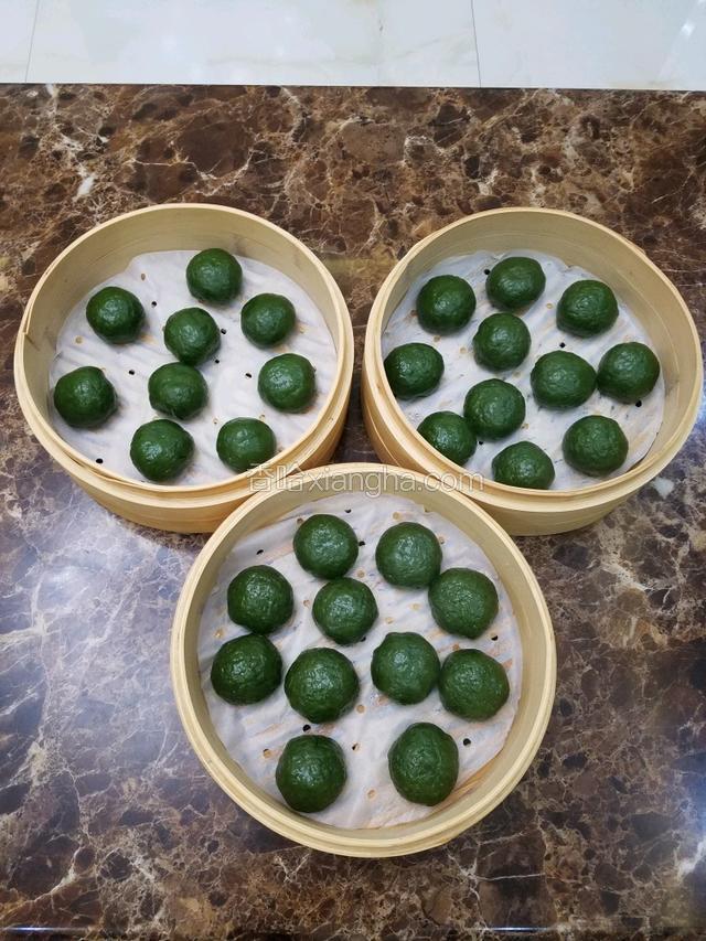 油绿的青团就做好了，清香四溢。