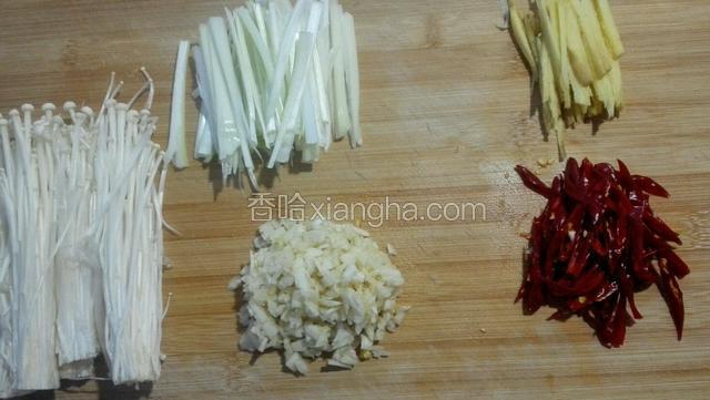 葱，姜，红辣椒切成丝，蒜切成碎丁，金针菇改成小把。