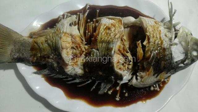 鱼煮熟捞出浇上料汁