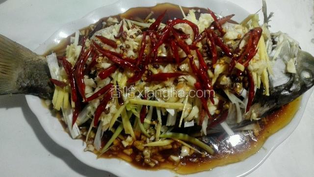 把煸炒好的辣椒油浇在鱼身上，香喷喷的蒜爆鲤鱼就做好了！