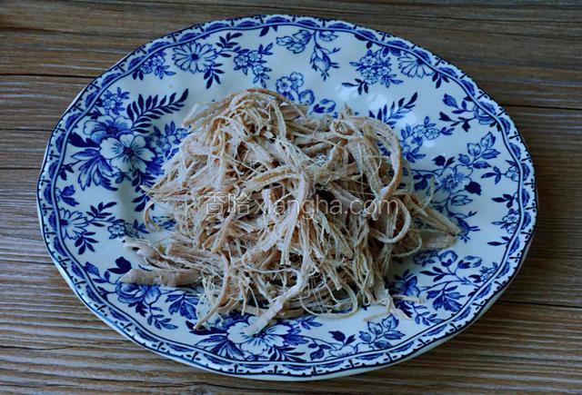 里脊肉煮好晾凉，用手撕成细丝