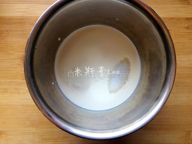 容器中倒入淡奶油，加入适量的细砂糖(50g)；