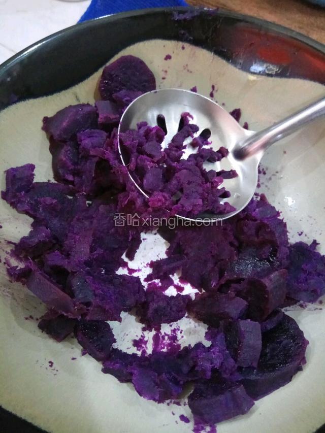 蒸熟后趁热挤压，适量的加入红薯粉(不能太干也不能湿)