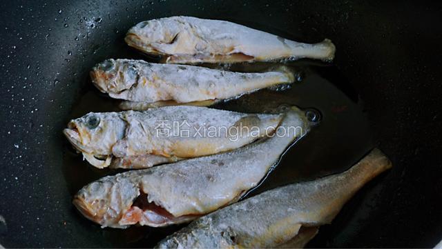 热锅凉油，鱼依次入锅煎制