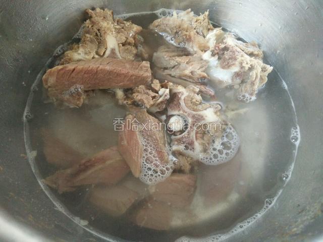 锅里倒入开水，加带骨山羊肉煮开