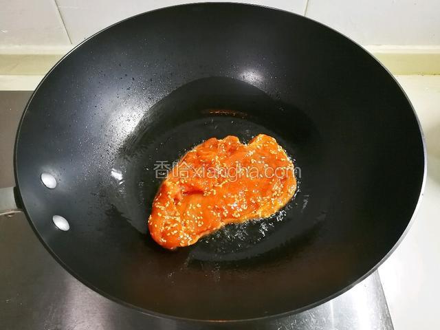 锅热倒入适量食用油放入鸡脯肉